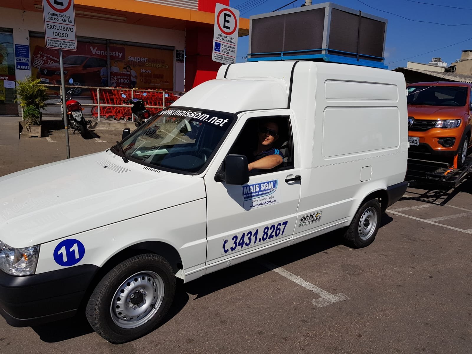 Carro de som Mais Som em deslocamento